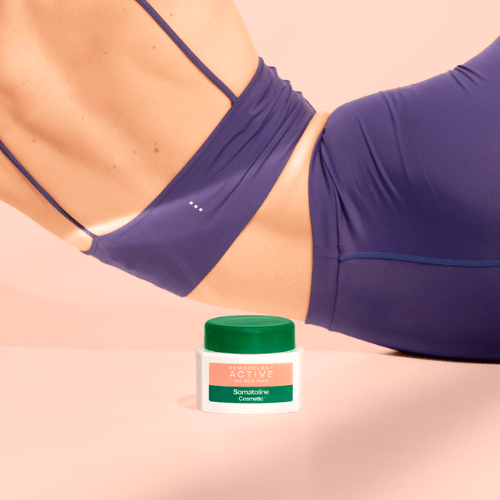 Mannequin femme posant derrière le Gel Frais Remodelant Active
