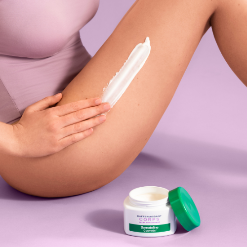 Mannequin qui s'applique la crème raffermissante corps