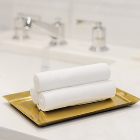 3 serviettes pliées dans une salle de bain