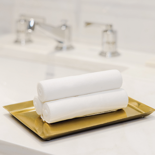 3 serviettes pliées dans une salle de bain
