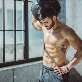 Mannequin homme dans une salle de sport